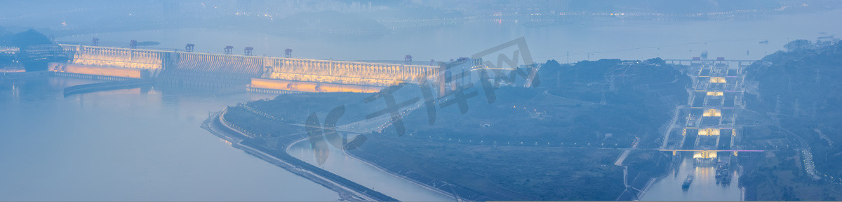 三峡大坝全景，现代建筑奇观在黄昏时分，中国湖北省宜昌江畔