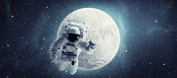 宇航员在太空过满月和星星的背景。美国宇航局提供的这张图片的元素
