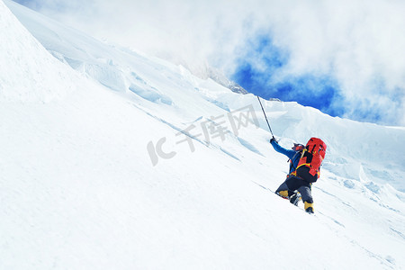 登山运动摄影照片_登山者到达了珠穆朗玛峰的顶峰. 珠穆朗玛峰 世界上最高的山 尼泊尔国家公园