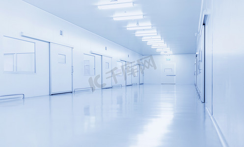 现代内部科学实验室或工业工厂背景, 有应急门和明亮的荧光灯