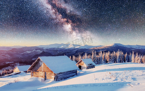 晚上在山下的星星下的小屋。在霜冻日的魔术活动。期待假期的到来。戏剧性的场面。喀尔巴阡山, 乌克兰, 欧洲