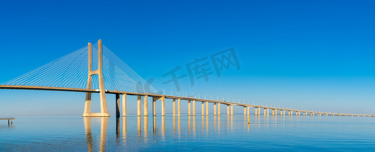 葡萄牙里斯本的Vasco da Gama桥。它是欧洲最长的桥.