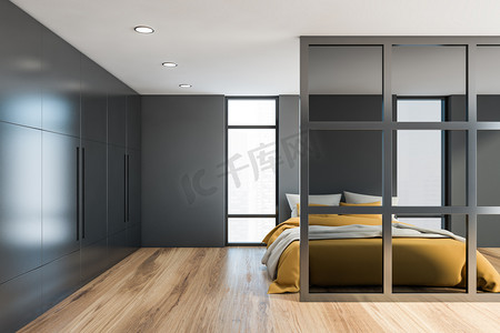 简约的主卧室的内部，有灰色和玻璃墙，木制地板，舒适的床与黄色毯子和衣柜。窗户与模糊的城市景观。3d渲染