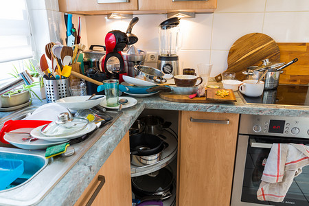 囤积摄影照片_强制囤积综合症-凌乱的厨房与一堆脏盘子