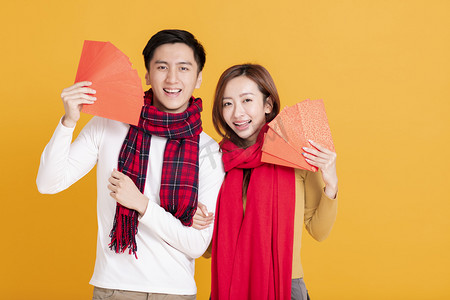 快乐的亚洲年轻夫妇庆祝中国新年