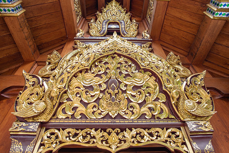 Wat Wat Ram Poeng寺寺门上的金木版艺术.