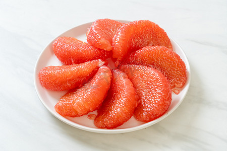 红心火龙果树摄影照片_盘中鲜红的果或柚子红心柚