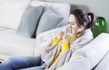 生病的女人感冒的肖像