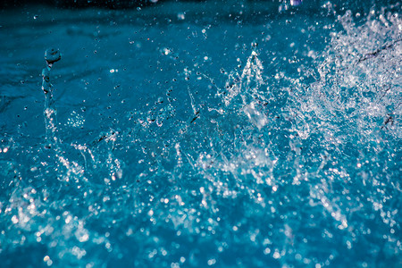 在水晶般清澈的水面上发生的飞溅的特写镜头