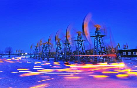 东北拌肉摄影照片_2009年12月17日，中国东北黑龙江省大庆油田的油田日出时泵送原油.