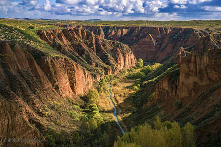清水摄影照片_清水沟大峡谷位于毛乌素沙漠与黄土高原交汇处,形成了独特的景观和自然风光。. 