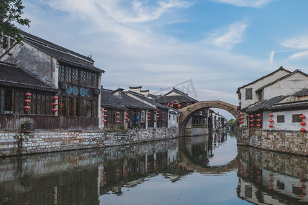 南山摄影照片_南山古镇水边中国传统建筑,