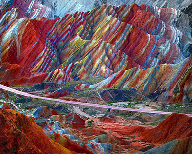 2012年9月22日, 甘肃省张丹霞地貌地质公园五颜六色的岩层景观