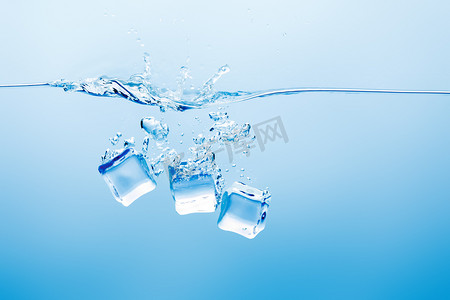 透明纯净水，蓝色背景上飞溅和结冰