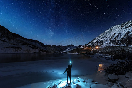 覆盖的摄影照片_冬季的星空，波兰鞑靼人靠近一个被冰覆盖的高山湖面