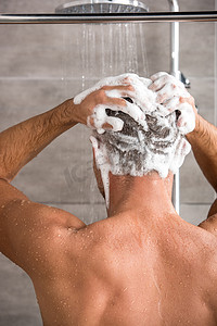 男子洗头和洗澡的后视镜 