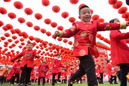 2018春天摄影照片_2018年1月19日，在中国西南部的四川省内江市，身着传统服装的孩子们在春节前或中国农历新年（狗年）的幼儿园表演