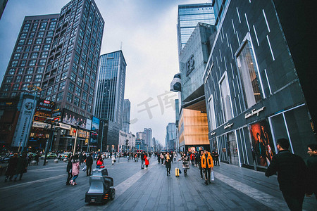 2019势力摄影照片_2019年1月10日, 在中国西南四川省成都市中心的成都国际金融广场 (ifs) 巡逻的智能安全机器人.