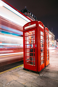 伦敦标志性电话亭旁一辆双层巴士的轻轨