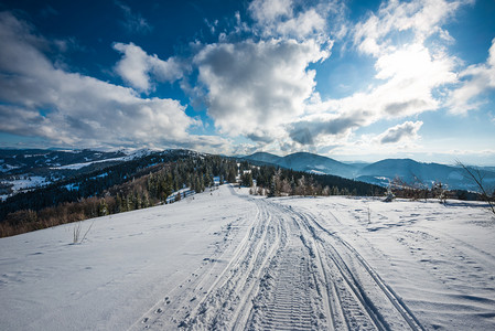 寒冷冬日的雪地上，ATV和滑雪道