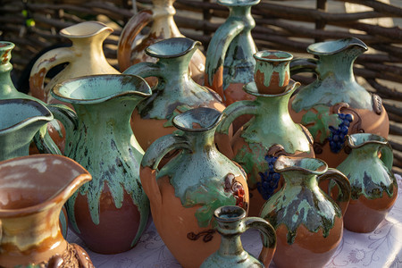 民间陶器工匠的集市。 手工黏土罐