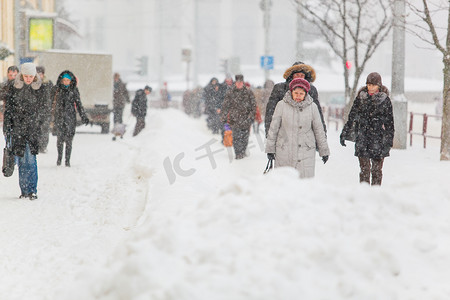 白俄罗斯明斯克-2013年1月15日: 工人在大雪中清理人行道