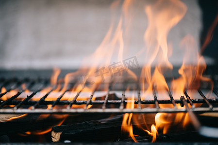 燃烧柴火火焰通过 bbq 烤架格栅