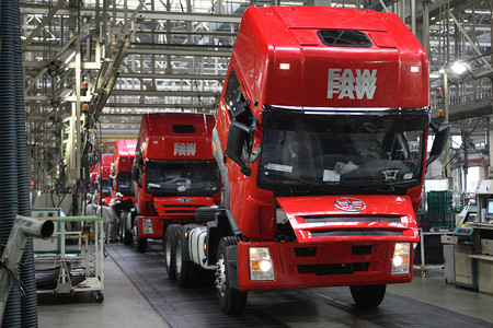 2011年7月15日，中国东北吉林省长春市福集团汽车厂的装配线上可以看到一辆Faw卡车