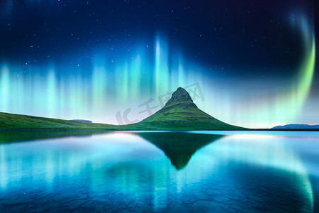 极光免扣PNG图摄影照片_kirkjufell 山后面的绿色极光