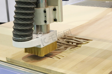 acrylic摄影照片_Cnc铣床 铣削和雕刻安装. Cnc木工机械。 零件表面的高质量铣削和雕刻机.