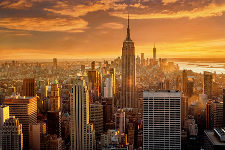 纽约, 乌萨, 2018年12月7日: 纽约市日落时曼哈顿天际线的鸟图。美国