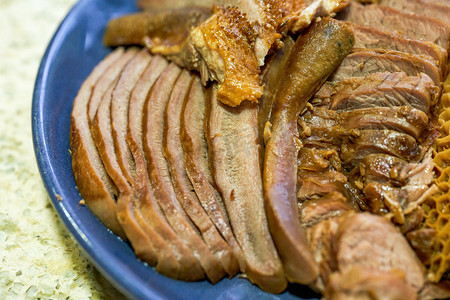 mei摄影照片_一道美味的中国菜，一盘烤蔬菜，排骨和牛肉