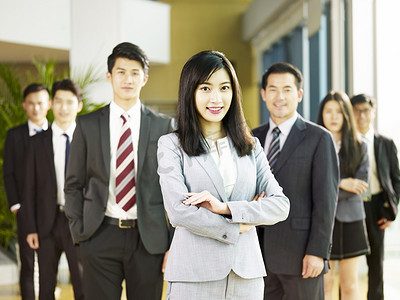 一个成功的亚洲商人和女商人团队的肖像, 看着相机微笑.