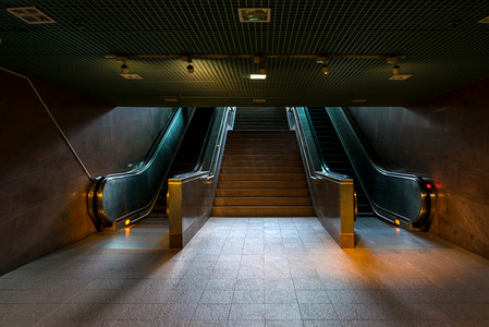 moving摄影照片_Modern escalator facilities in a contemporary building.