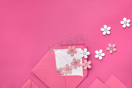 春光明媚地躺在粉红的纸上，上面有装饰性的花边和花冠