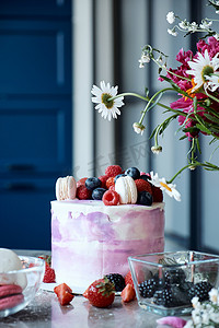 海绵蛋糕摄影照片_假日蛋糕甜甜点, 包括浆果和马卡龙。水果蛋糕。美味的海绵蛋糕.