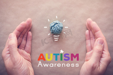 自闭症儿童展板摄影照片_蓝色纸灯泡和与手的谜题, 世界自闭症意识天