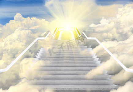 天上的星亮晶晶摄影照片_在通往天堂的长楼梯上，空荡荡的楼梯沿着云彩飞向希望之光或阳光。生命的光明未来的概念。楼梯通向天上的光明，复制空间