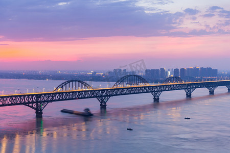 桥中摄影照片_九江联合桥在夜幕降临中特写