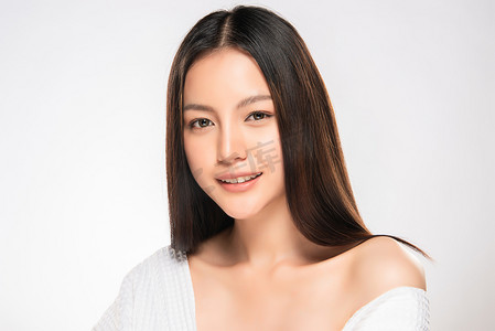 温泉美女摄影照片_年轻美丽的亚洲女人,有着干净新鲜的皮肤.美女脸蛋的护理。面部治疗。化妆品、美容美发和温泉.