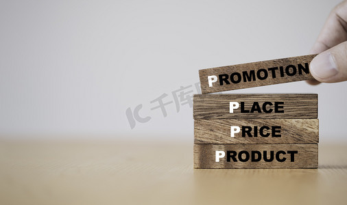 营销理念，手放木制方块印刷屏幕4P概念包括产品价格位置和促销措辞.