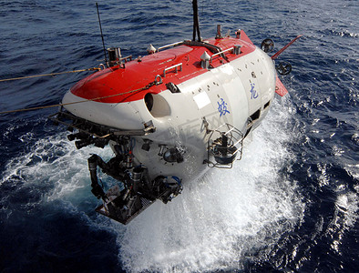 2011年7月26日, 载人潜水器胶龙被抬上太平洋向阳航9号母舰