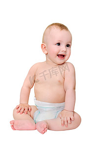 纸尿裤的小男孩坐在一个白色的背景