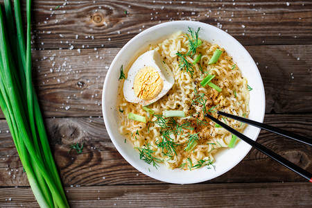 新鲜便宜摄影照片_亚洲面条与新鲜的葱和煮的鸡蛋