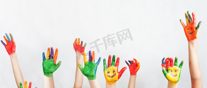 孩子成长摄影照片_大量的彩绘手举起来，儿童节
