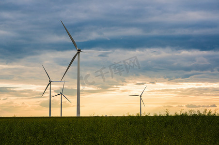 season摄影照片_Wind generators in green fields