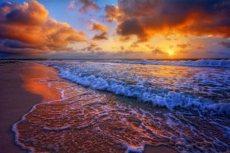 海洋沙滩岸边落日
