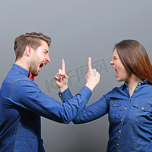 夫妻争吵或争辩之间相互关系的危机