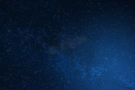 蓝色的星空背景摄影照片_夜晚的天空的照片