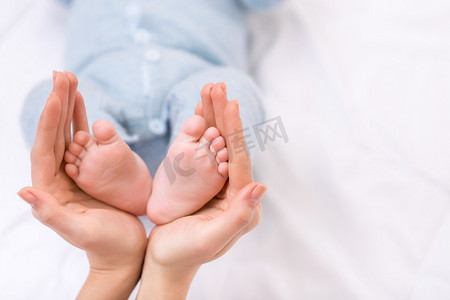 护航民营经济摄影照片_妈妈抱着她的宝贝男孩脚.